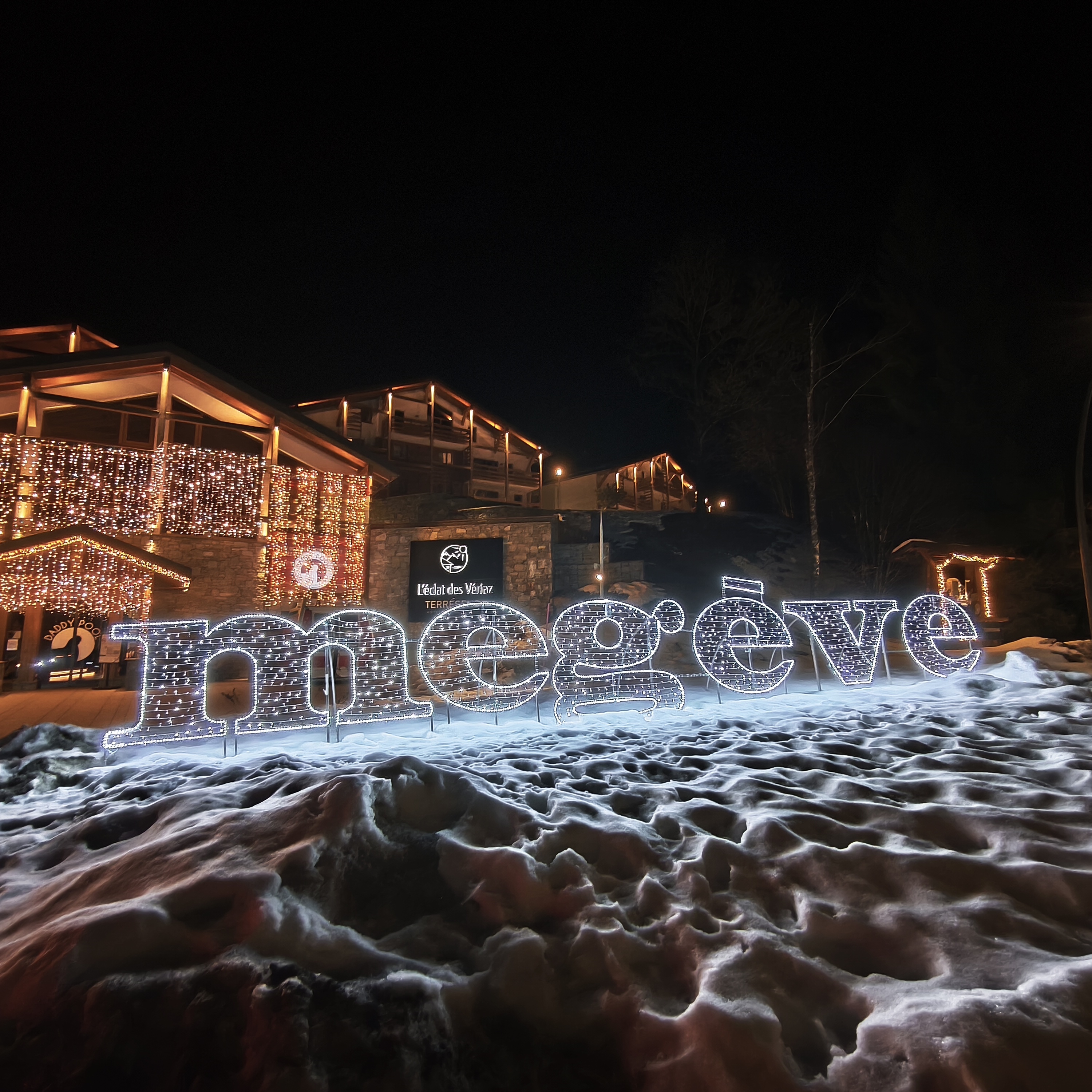 Le centre du village de Megève sous la neige, illuminé en soirée