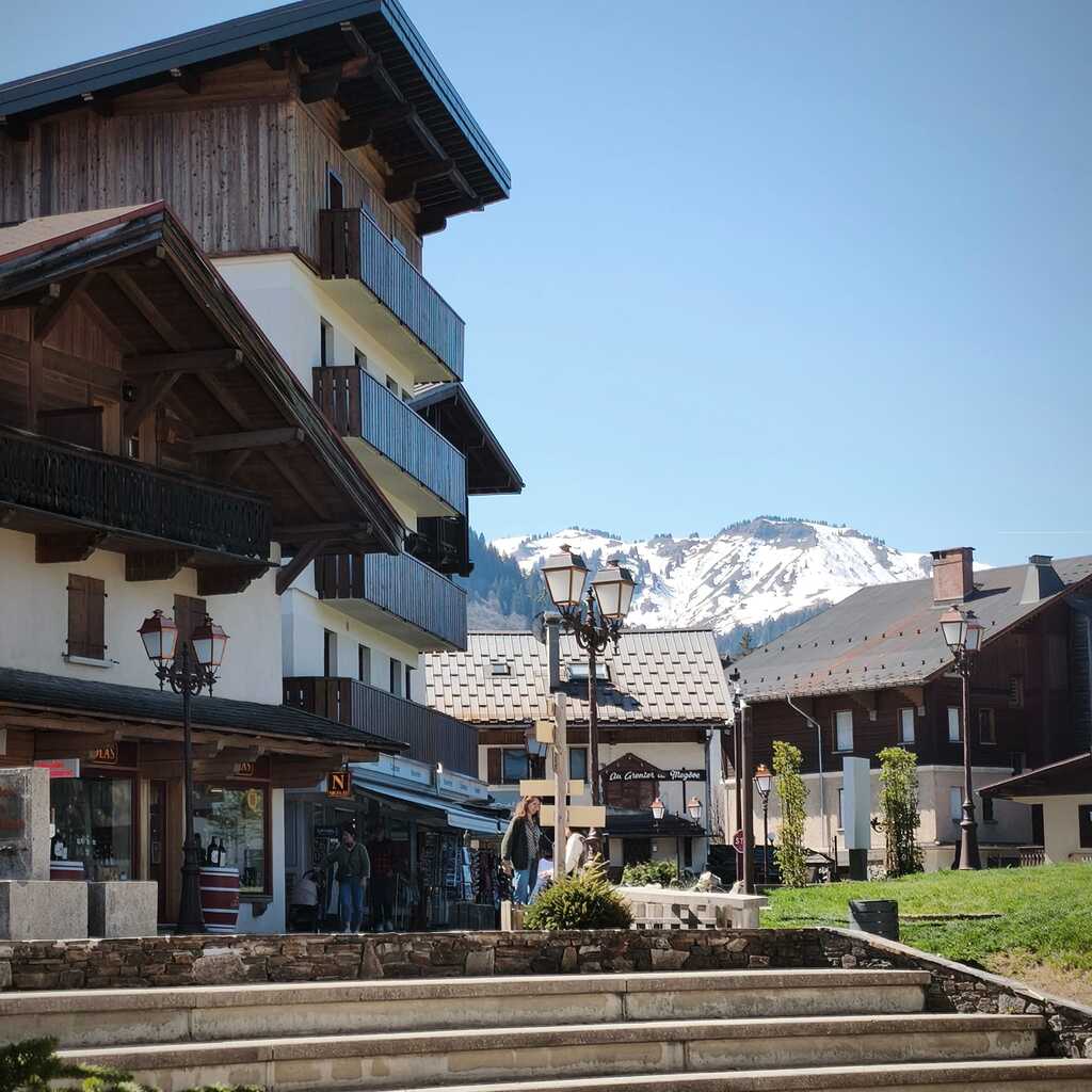 Le haut du village de Megève en été