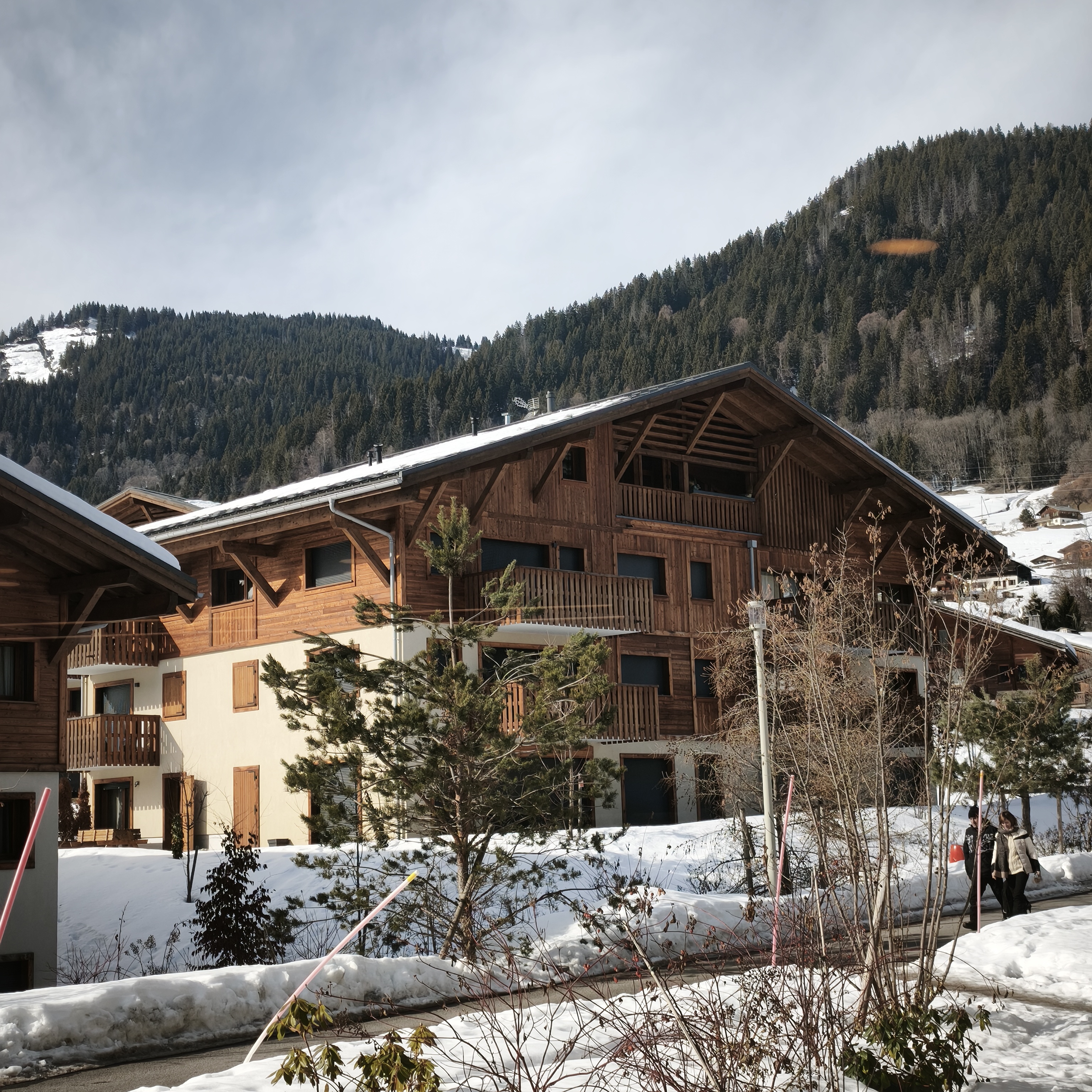 L'immeuble-chalet de l'Hôtel Mamie Megève au cœur de Megève