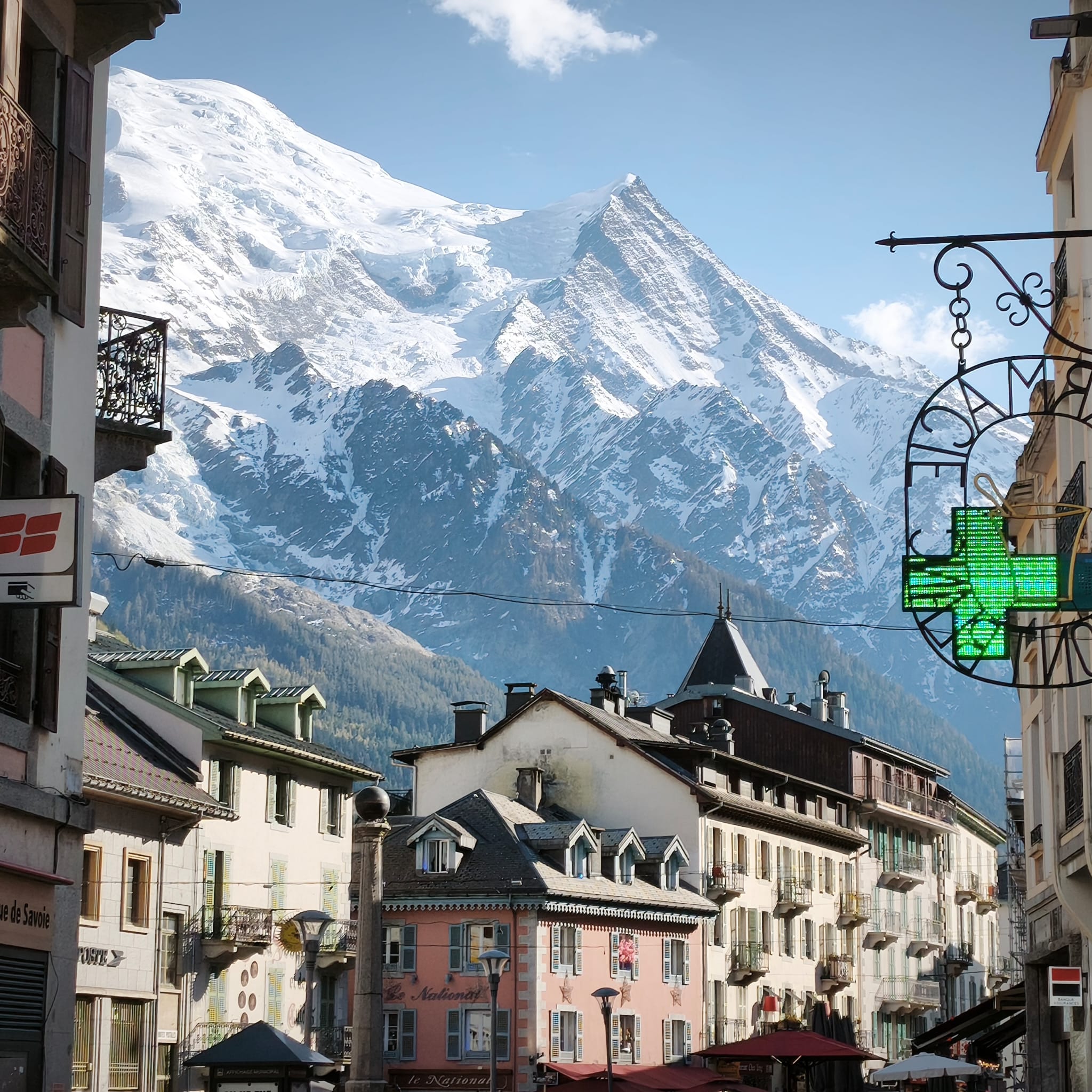 Vue depuis la montagne sur la ville — accès à Megève et Chamonix